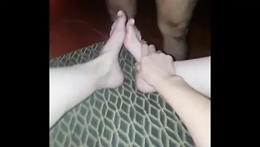 Her şey kocasının hoşuna gidiyor gibi ayaklar