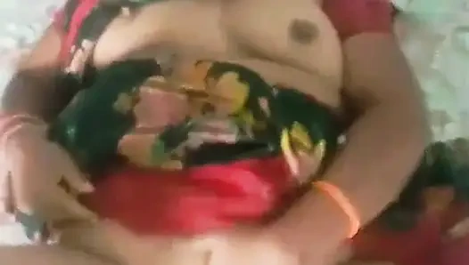 Evli kadın kocasını aldatıyor ve devar ji ile sikişiyor