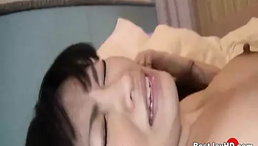 Smutty Japon anne Rey Sakamoto etli ereksiyonunuzun tıraşsız amcığını tesisat etmesi ve onunla boşalmasını bekliyor