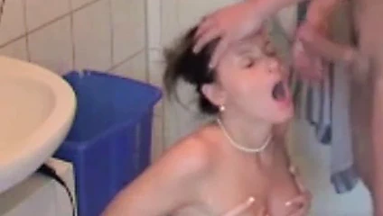 Junge Fotze im Bad gefickt