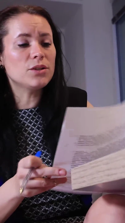 Masanın altında ofiste ayak ibadeti