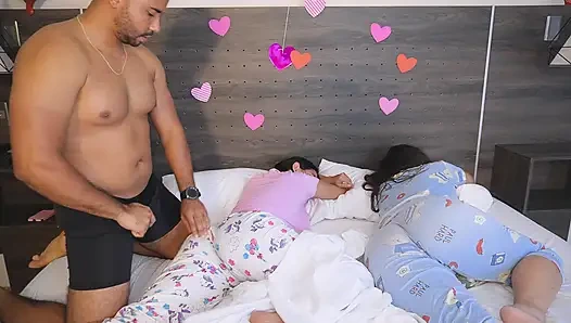 Çok ateşli latin genç kız prezervatifimi çıkarıyor ve onu sütle doldurmamı istiyor