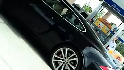 Bu milf'i gördüm ve dayanamadı...