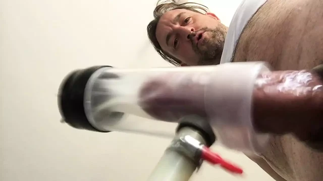 Sağım makinesi ayaktayken büyük yarağı emiyor
