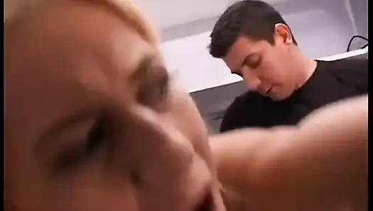 Aşırı Tatlı Büyük Göğüslü Sarışın Kötü Şekilde Sikişiyor