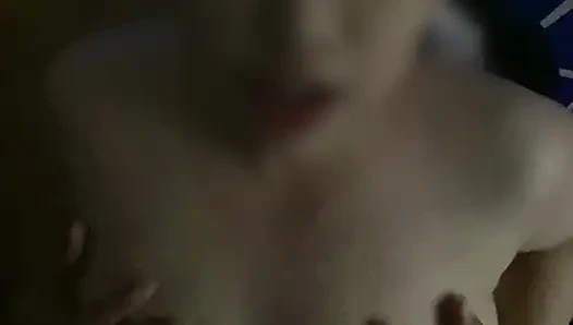 Erkek arkadaşıma sadıkım bu yüzden arkadaşı seks yapmak istediğinde reddettim ve onun yerine ona elle muamele çektim