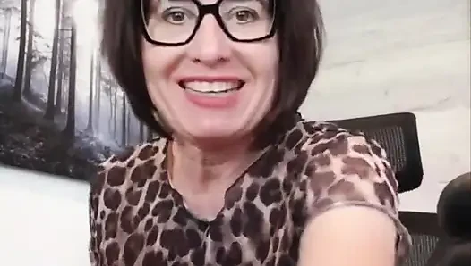 Julie ofiste çıplak