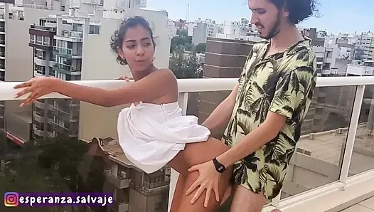 Wild Hope, düğünden saatler önce gelecekteki eşinin en iyi arkadaşıyla çatıda halka açık seks yapıyor