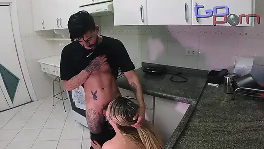 Aldatılan Koca Yatak Odasındayken Mutfakta Üvey Anneyi Sikiyorum