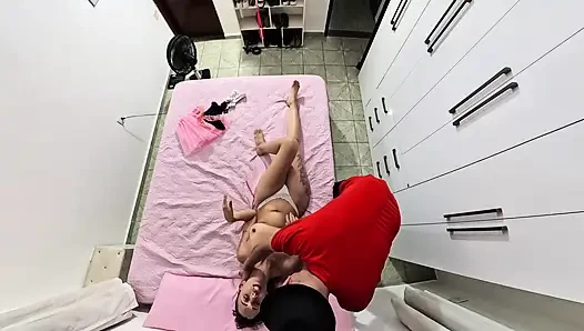 Üvey baba karnaval kostümünü çıkarıyor ve ağzına boşalıyor.