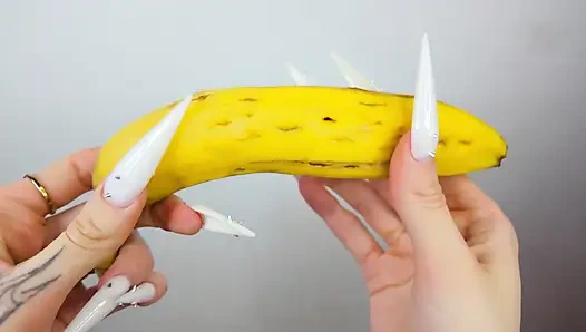 Uzun beyaz tırnaklar yarak gibi muzu tırmalıyor ve parçalıyor