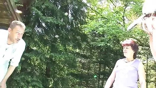 Islak açık havada olgun fmm üçlü sikiş ateşli suları fışkırtıyor