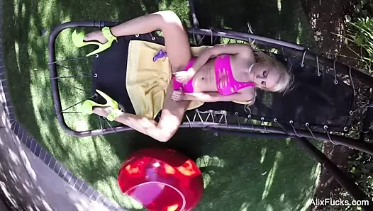 Busty sarışın alix lynx sikikleri kendini üzerinde bir hamak