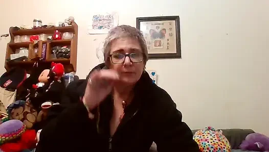 Yüzündeki büyük memeler boşalıyor