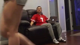 Une belle petite allumeuse chauffe son mec