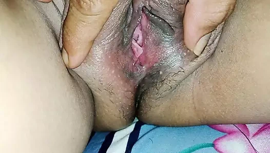 Evli kadının tadını çıkarıyor ve içeride crot istiyor