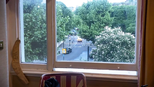 Dildoyla sikişen Londra çekici model çığlık atarak orgazm oluyor