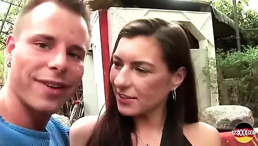 Amatör çiftler kamera önünde sikişiyor