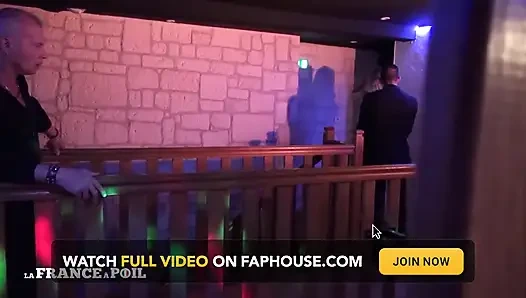 Genç ve açgözlü sarışın kız için ateşli bir kulüp toplantısı