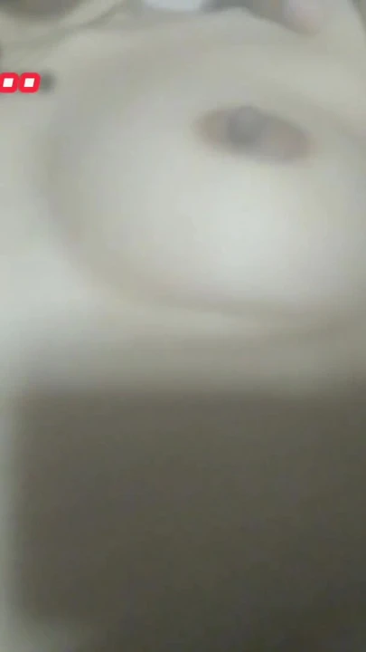 "Sert göğüs emme videosu" dan büyüleyici an