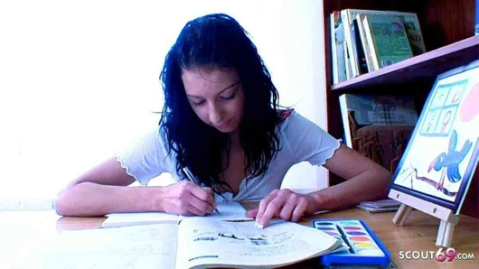 Sevimli bakire kız 18 sınıfta yaşlı öğretmen tarafından sikiliyor