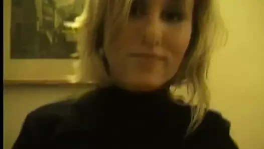 Sonja'nın ilk pornosu teşhirci bir sokak fahişesi