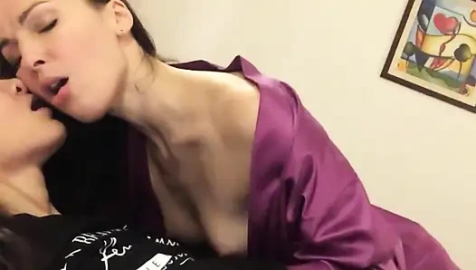 İki Kız Lezbiyen Seks Yapmaya Karar Verdi