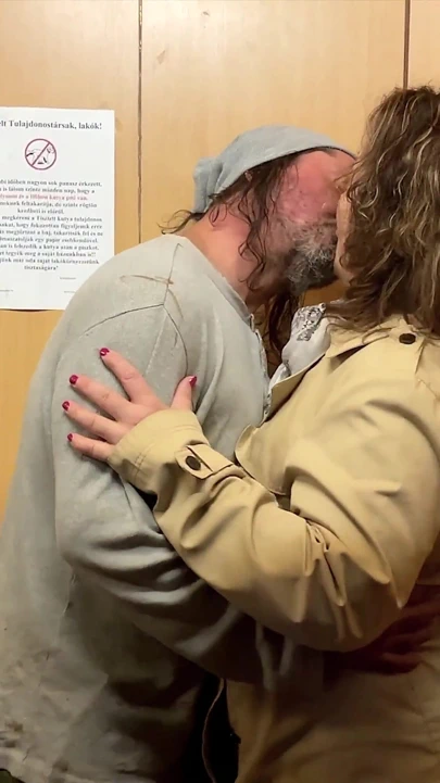 İri güzel karım eve edepsiz bir yabancı getiriyor