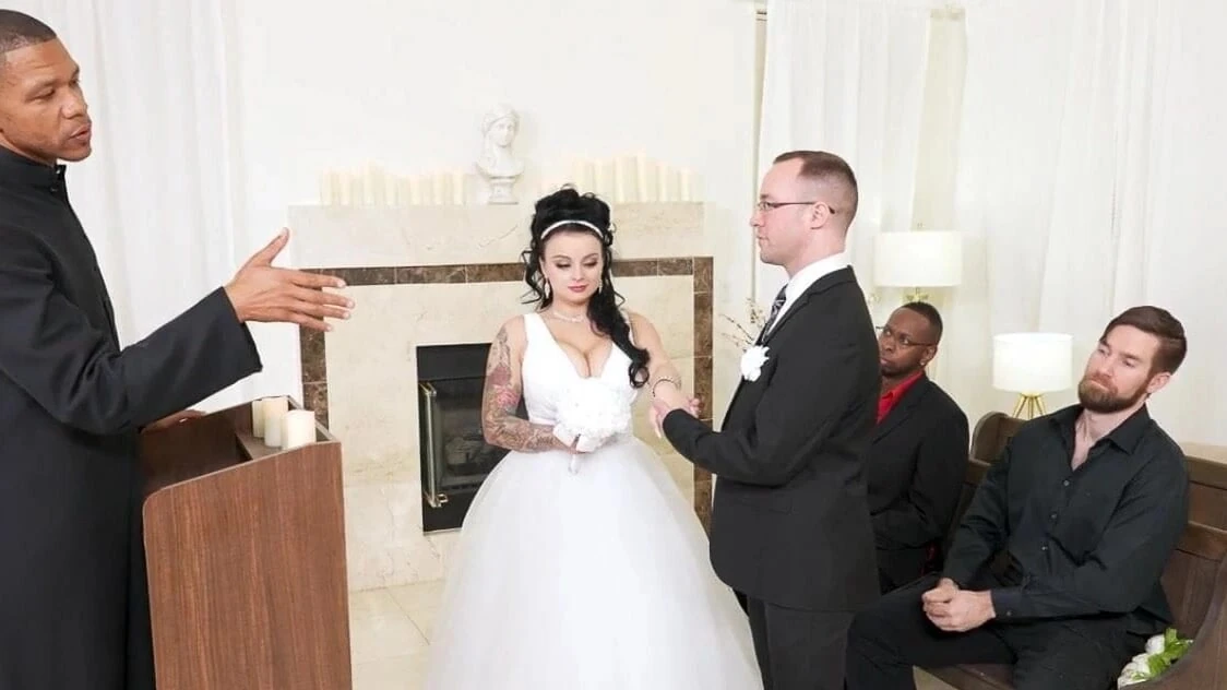 पेटन प्रेस्ली की शादी किसी न किसी अंतरजातीय त्रिगुट में बदल जाती है