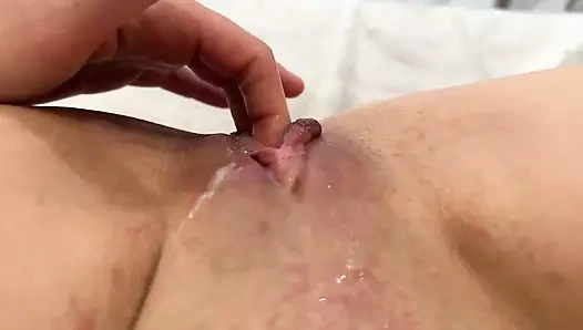 Kız öğrenci bakış açısıyla mastürbasyon yapıyor, amını parmaklıyor, kremsi sulu damlatıyor, ıslak azgın yakın çekim