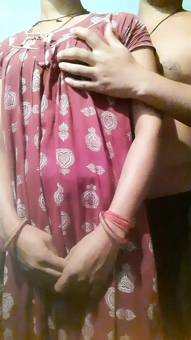 Индианка села мне на бедро и вот так натянула мой жир, вынула воду и наслаждалась ею, и невестке тоже это очень нравилось.