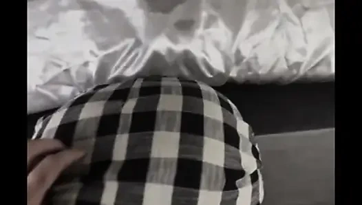 Üvey anne seks oyuncağı aramak için yatağın altında sıkışıyor, üvey oğlu ona kendi oyuncağını veriyor!