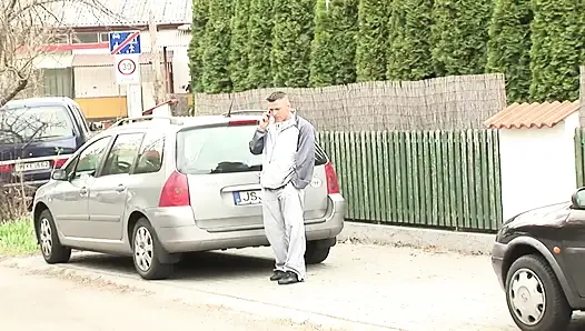 Seksi kıyafetli çekici Fransız bebek çılgın amcık sikişinin ardından yüzüne boşalıyor