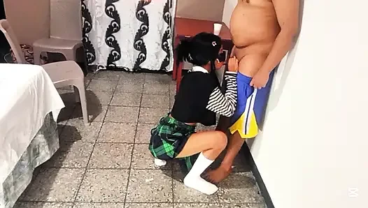 Kız öğrenci okuldan sonra öğretmenle partiye gidiyor