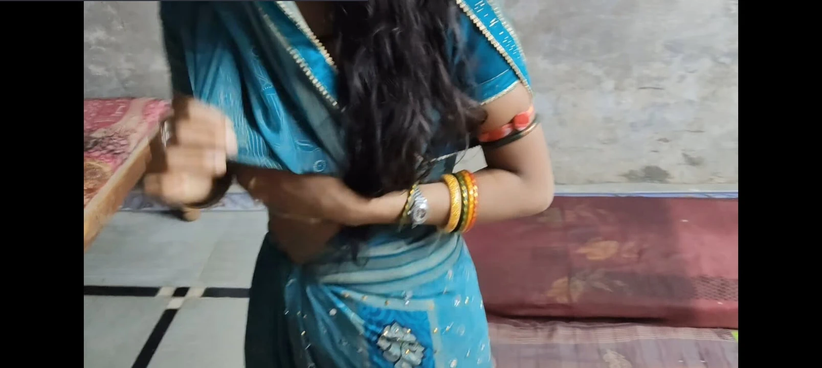 Sevimli Hintli üvey kız kardeş bana mükemmel bir sakso çekiyor ve beni domaltarak bitirdi