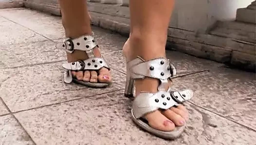 Şişman götlü genç kız büyük zenci yarağını ilk kez olmuyormuş gibi memnun ediyor