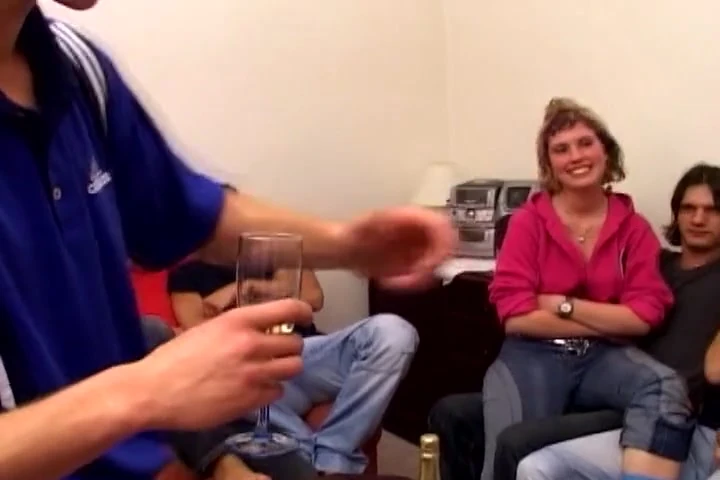 सबसे अच्छा द्विलिंगी नंगा नाच यहां आपके देखने के लिए है