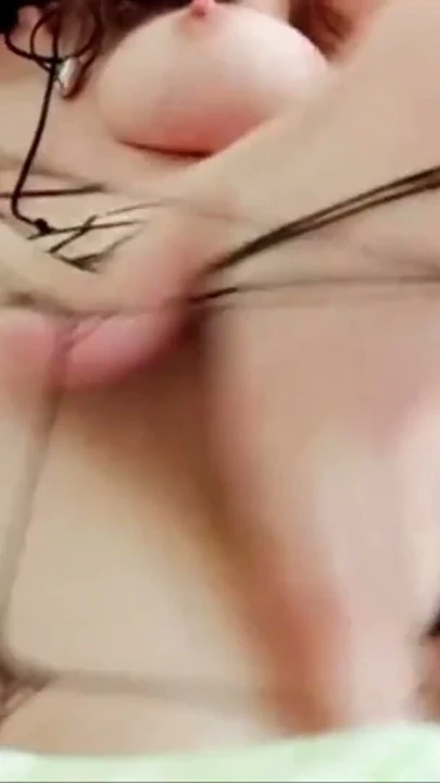 balık ağlı çoraplı seksi kız amını parmaklıyor ve güçlü şekilde fışkırtıyor | Klip 2
