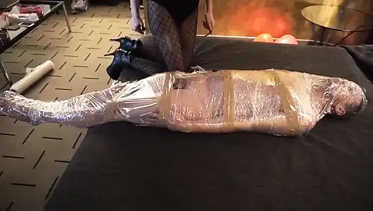 Kadın egemenliği kız kölesini kasete esarete sokuyor