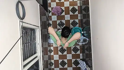 Padosan bhabhi nahate hue dekhi