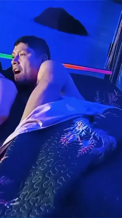 Patronumla tek kişilik yataklı bir otel odasını paylaşıyoruz ve sonunda sikiştik. | Clip 3