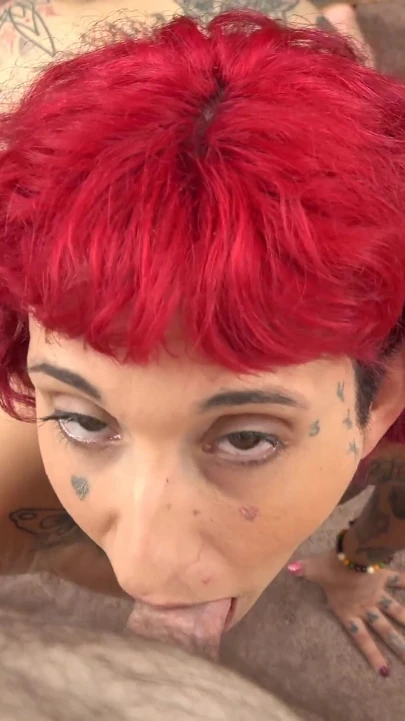 Dövmeli ateşli gia lovely porno röportajı sırasında sakso çekiyor