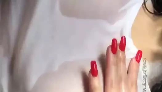 Uzun kırmızı tırnak ıslak gömlek kızdırmak memeler
