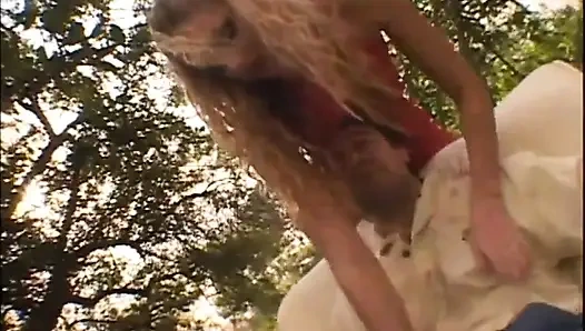 Sarışın sürtük açık havada zar zor sikiliyor