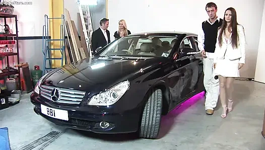 Yaşlı erkekler ateşli sarışınlarla grup seks yapıyor!