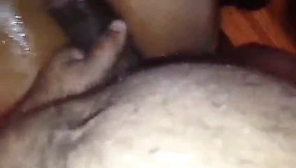 İri güzel kadın boşalıyor