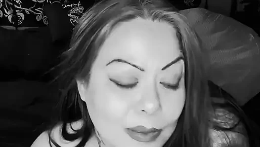 İri güzel kadın seksi file fantezisi oynuyor