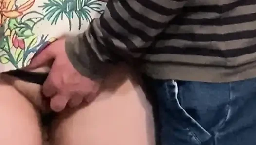 Bu kız herkesin içinde amını ovmama izin veriyor