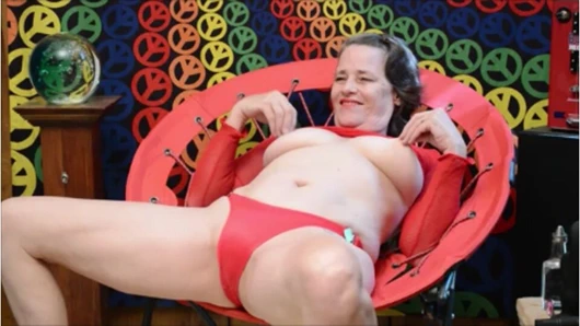 Arkadaşlarla çevrimiçi mastürbasyon yapmak, herkes beni oynarken izlemek çok eğlenceli.