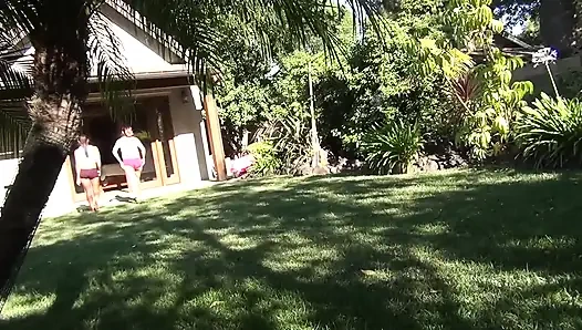 Tatlı kızlar her şeyden çok amcık yalamayı seviyor